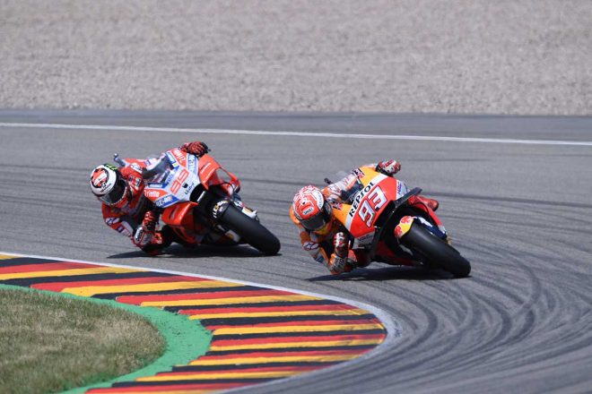 レース中盤、ロレンソを交わしてトップに立ったマルケスはそのまま優勝を飾った