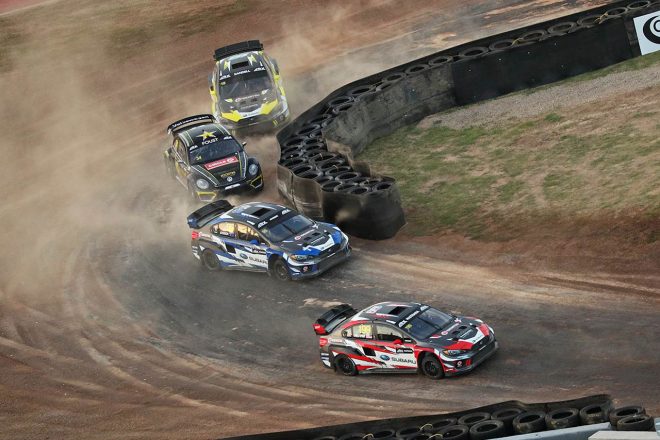 ライバルを従えて走行するトラビス・パストラーナ（スバルWRX STI）