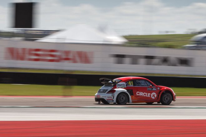 第2戦ウイナーに輝いたスコット・スピード（フォルクスワーゲン・ビートル）