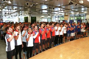 ファンとの集合記念撮影の様子