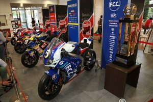 ル・マン24時間レースを制したTSRホンダのCBR1000RRと優勝トロフィー