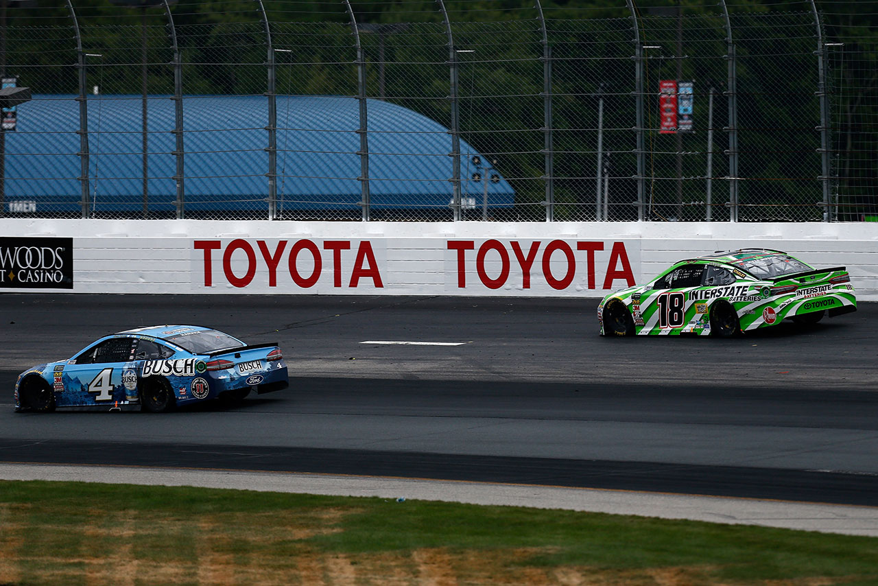 レース終盤、ハービック（左）とカート・ブッシュ（右）が接触。カート・ブッシュはコースアウト側に追いやられた