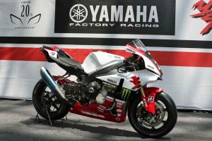 会場にはスペシャルカラーのヤマハYZF-R1が飾られた