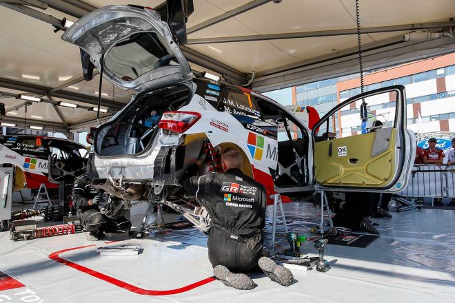 サービスパークでメンテナンスされるラトバラのトヨタ・ヤリスWRC