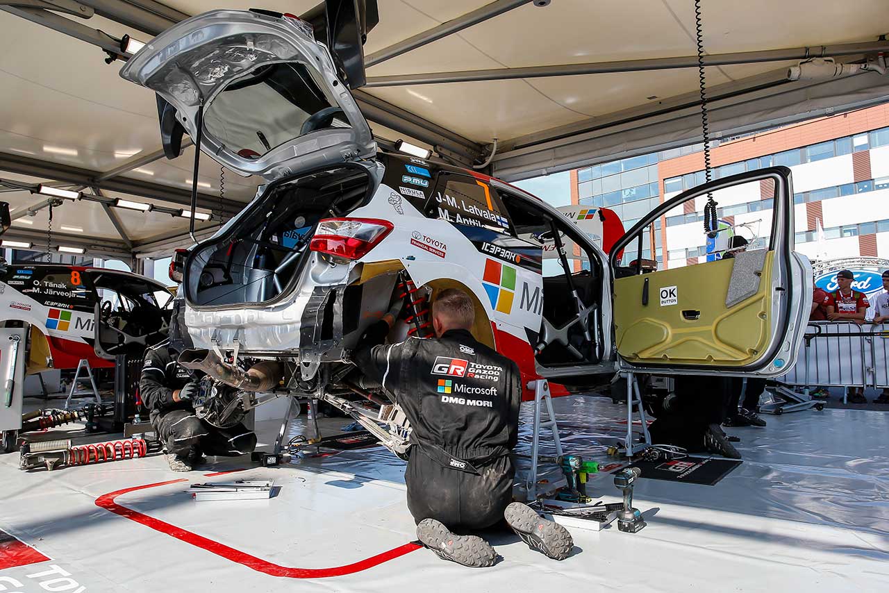 サービスパークでメンテナンスされるラトバラのトヨタ・ヤリスWRC