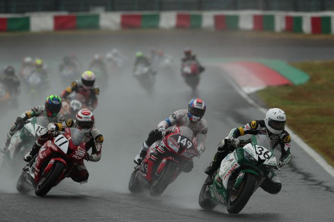 鈴鹿4耐の序盤は雨のなか、フルウエットのコンディション