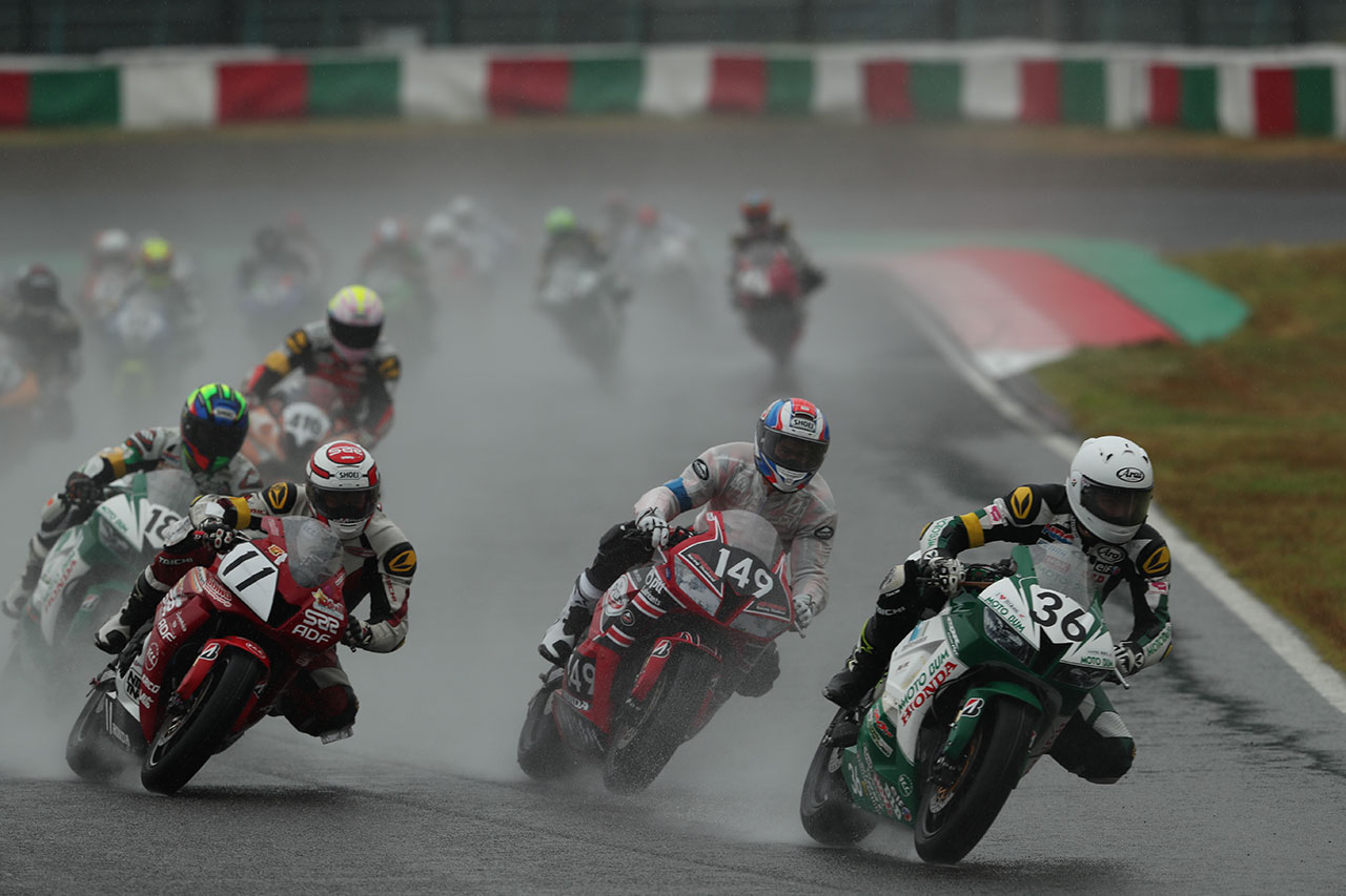 鈴鹿4耐の序盤は雨のなか、フルウエットのコンディション