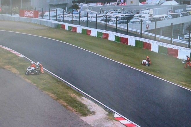 右のグラベルにうずくまるのが中須賀。すぐに立ち上がることができなかった