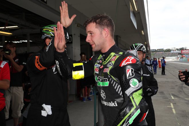 アタックを終えチームスタッフひとりひとりとハイタッチするジョナサン・レイ