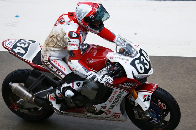 2周目の転倒により左手を負傷したと見られるランディ・ド・プニエ（MuSASHi RT HARC-PRO.Honda）