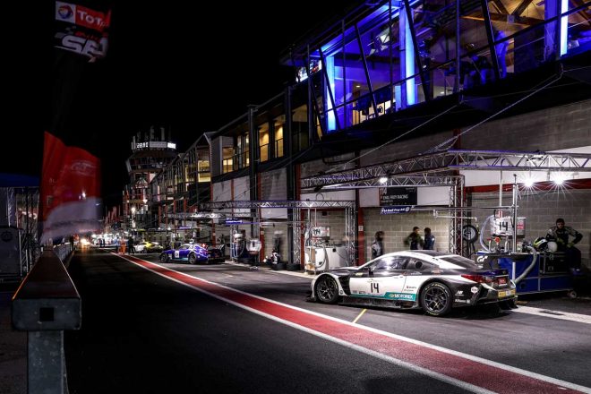 赤旗中断からのリスタートを待つレース車両たち