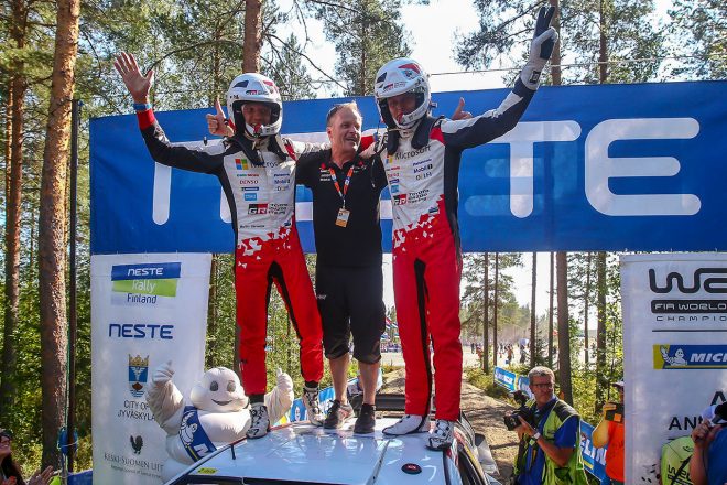 最終ステージ完走直後、マシンのルーフに上がって喜びを爆発させたオット・タナク（右）とマルティン・ヤルベオヤ（左）、チーム代表のトミ・マキネン（中央）