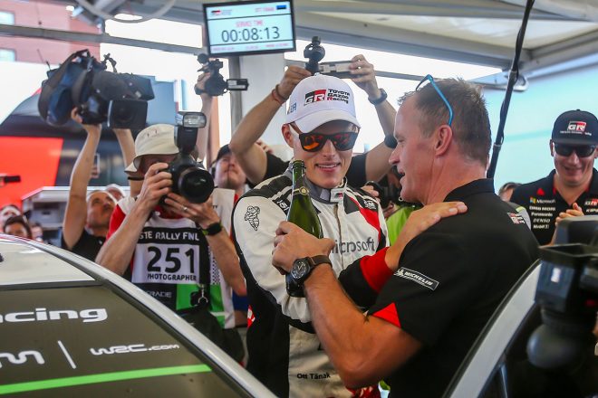 オット・タナクを祝福するトミ・マキネン