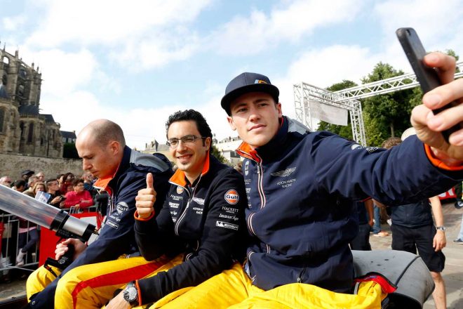 アストンマーチン・レーシングの一員としてアレックス・マクドウォール（左）、リッチー・スタナウェイ（右）とともに2015年のル・マンに参戦したフェルナンド・リース（中央）