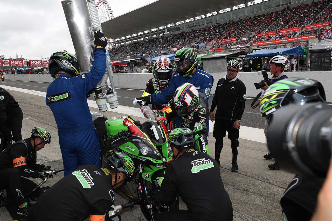 レイが走行中、マシンが突然スローダウン。タイムロスとなってしまった