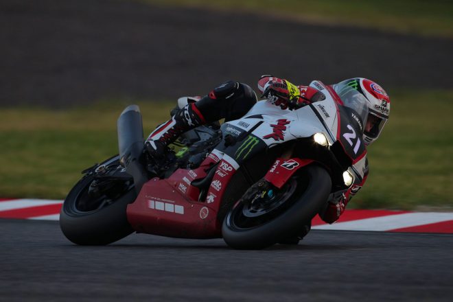 優勝したYAMAHA FACTORY RACING TEAMの走行シーン