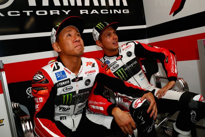 フィニッシュ前はマイケル・ファン・デル・マークとともにアレックス・ロウズの走りを見守る中須賀克行