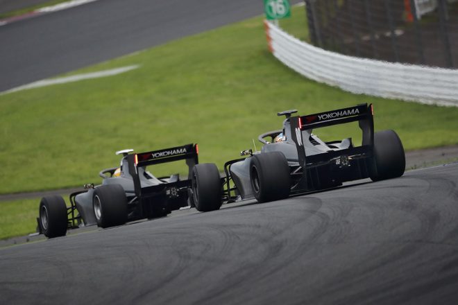 SF19テスト2回目午後には、2台追走による空力チェックも行われた