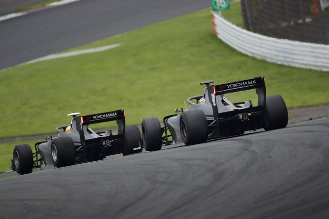 SF19テスト2回目午後には、2台追走による空力チェックも行われた