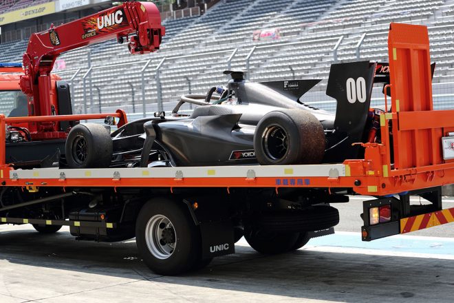 石浦操る00号車は午後1回目のセッションでストップする場面も