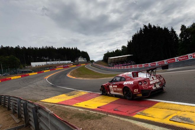 オー・ルージュを駆け上がる22号車GT-R