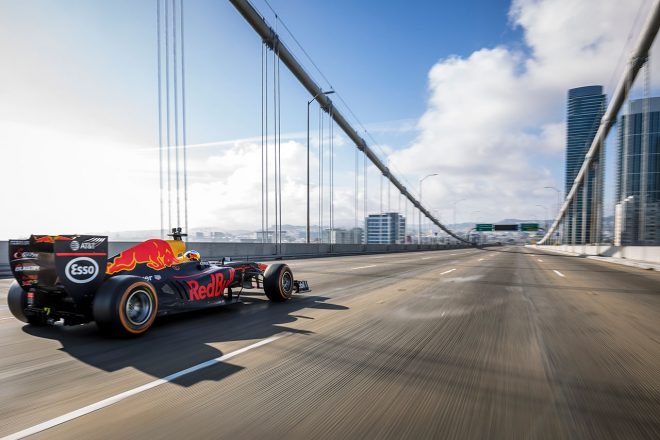 ベイブリッジをF1マシンが走る