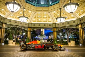 ラスベガスのホテル前に停車するレッドブルF1のマシン