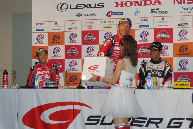 優勝会見の会場では、決勝スタートタイヤの抽選も行われた