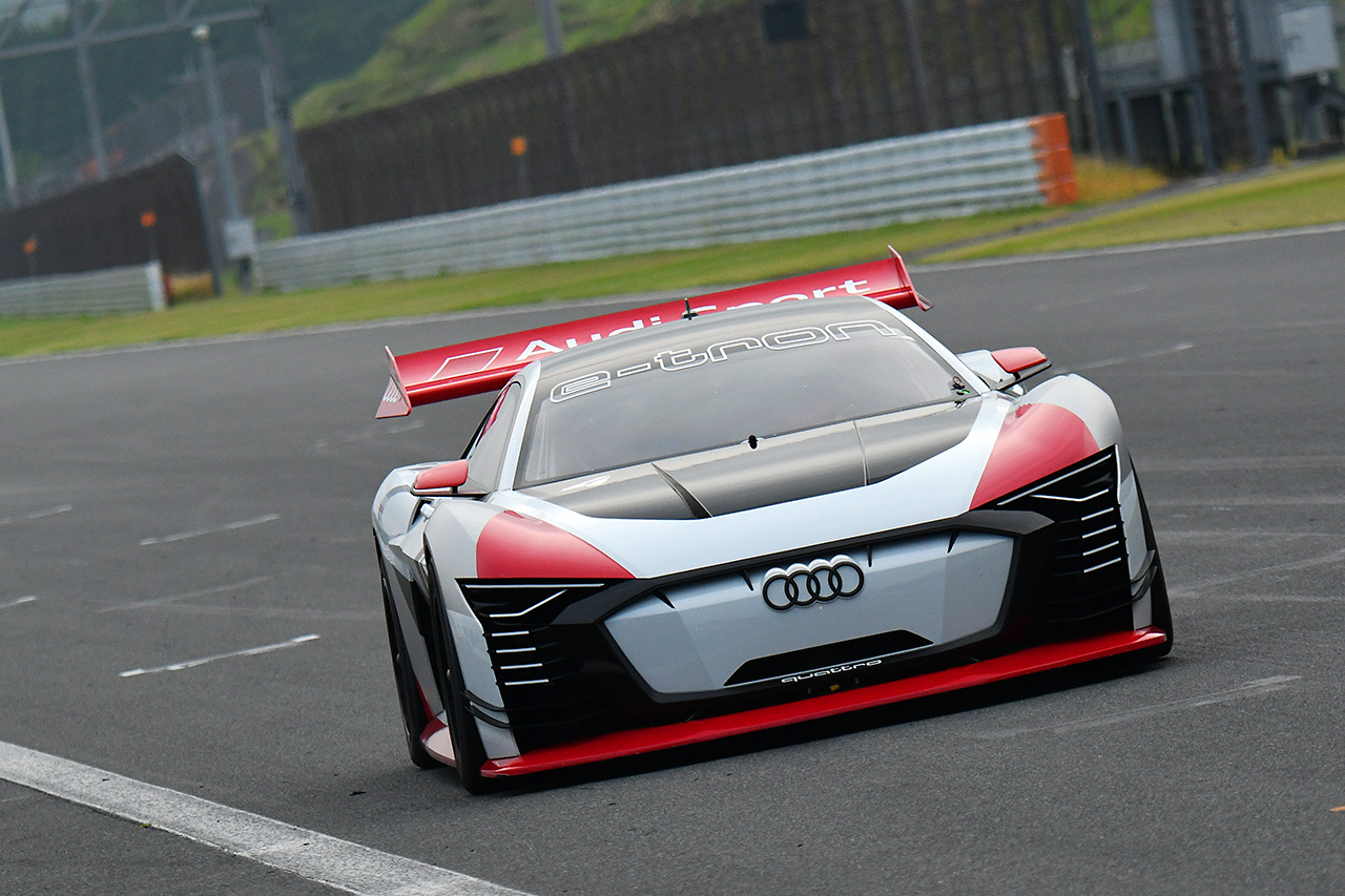 富士スピードウェイを走行したアウディ e-tron ビジョン グランツーリスモ