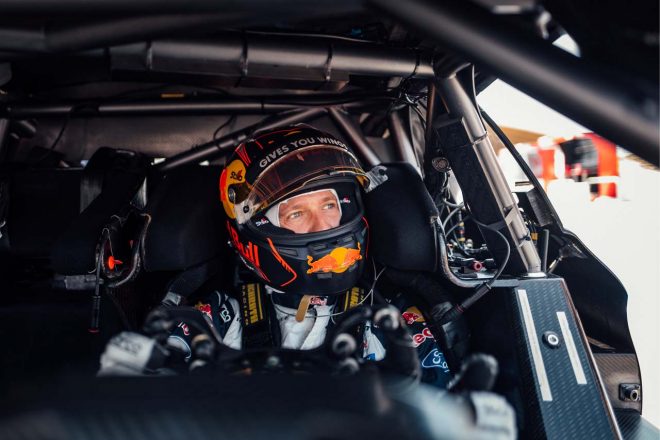 メルセデスC63 AMG DTMのコクピットに乗り込んだセバスチャン・オジエ