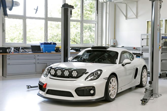 このラリー仕様ケイマンGT4クラブスポーツは、ラリー・ドイチェランドでコースカーとして走行する