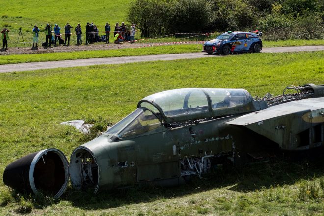 軍事演習場のステージでは、廃棄された戦闘機や戦車の横をWRカーが駆け抜ける