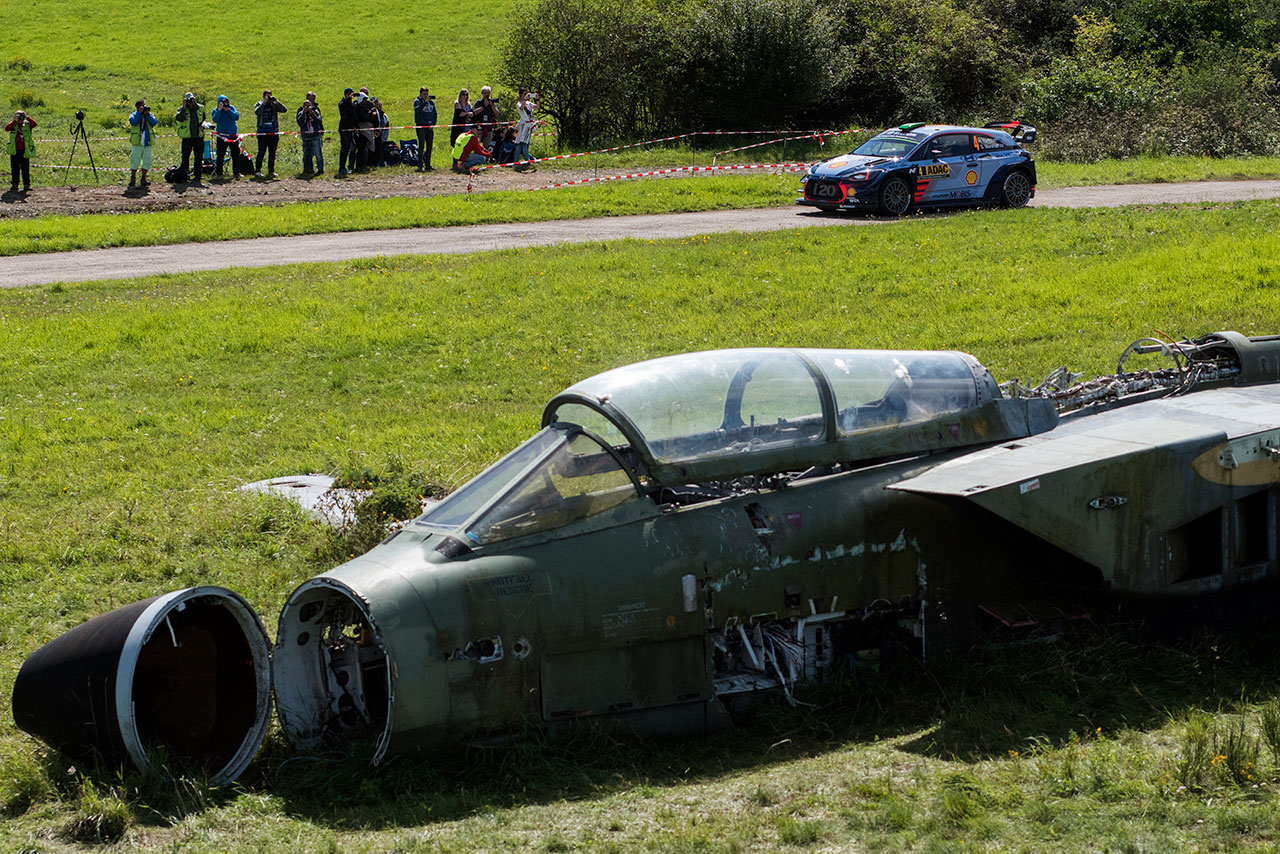 軍事演習場のステージでは、廃棄された戦闘機や戦車の横をWRカーが駆け抜ける