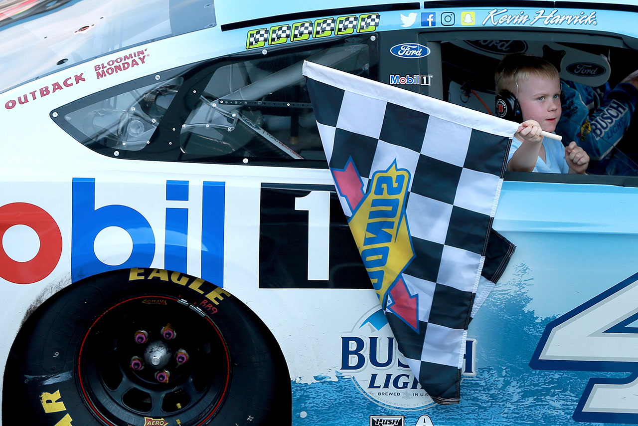 レース後、ハービックは息子のキーランくんを乗せてウイニングラン