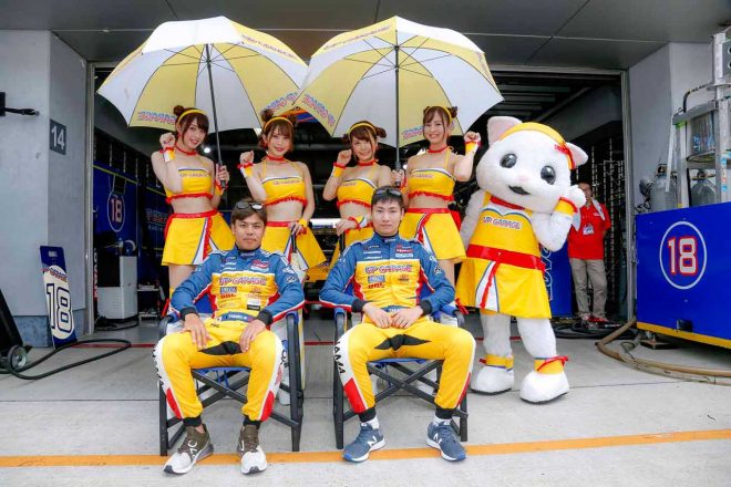 UPGARAGE 86 MCをシェアする中山友貴と小林崇志