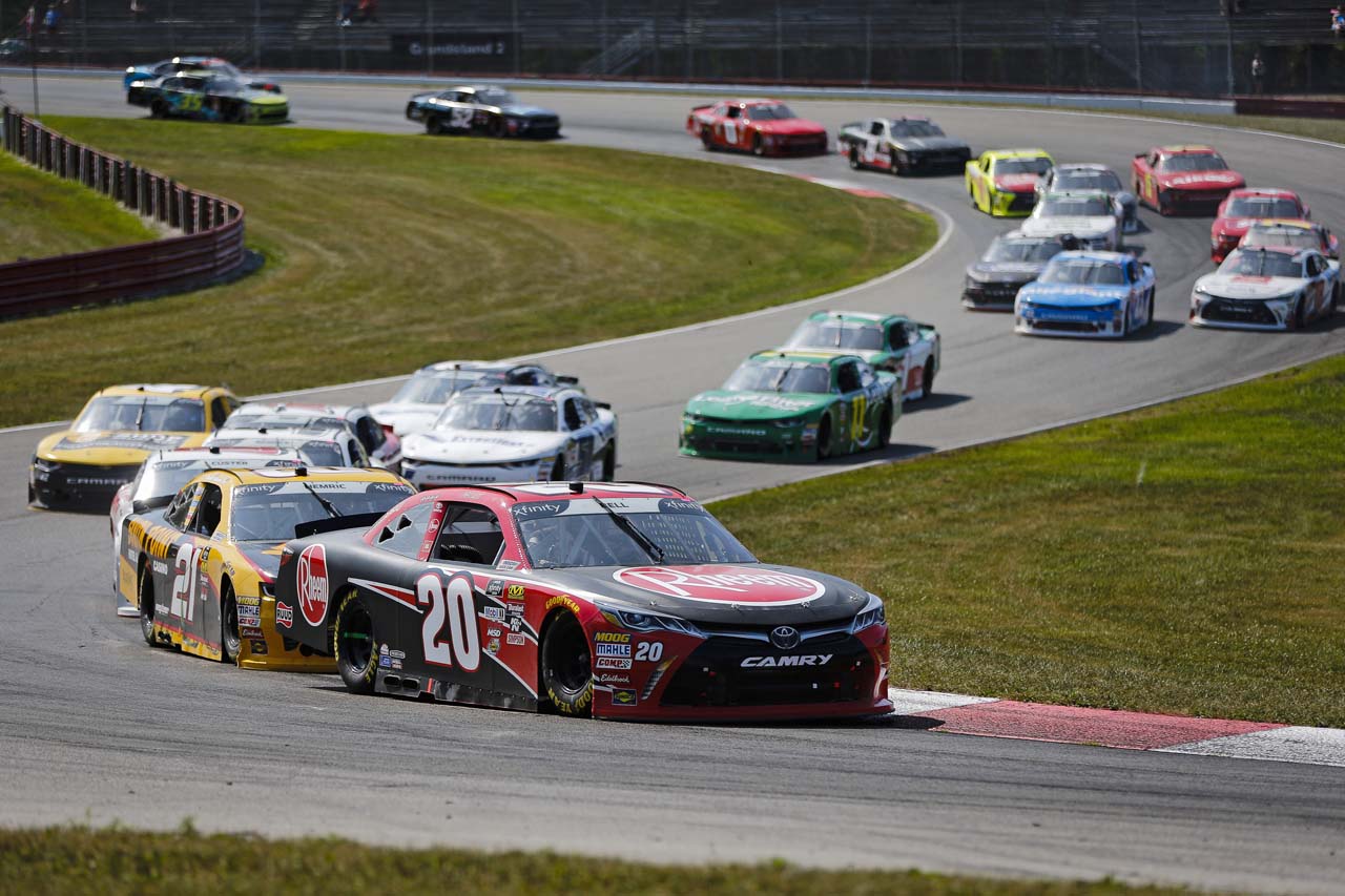 一時は首位を追うも、接触で後退を余儀なくされ、11位に終わった＃20 クリストファー・ベル