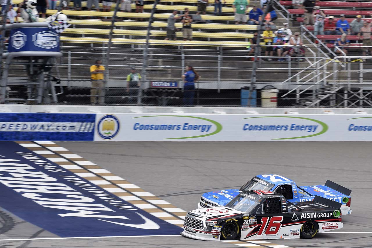 ファイナルラップに逆転、僅差でレースを制し今季4勝目を挙げた＃16 ブレット・モフィット