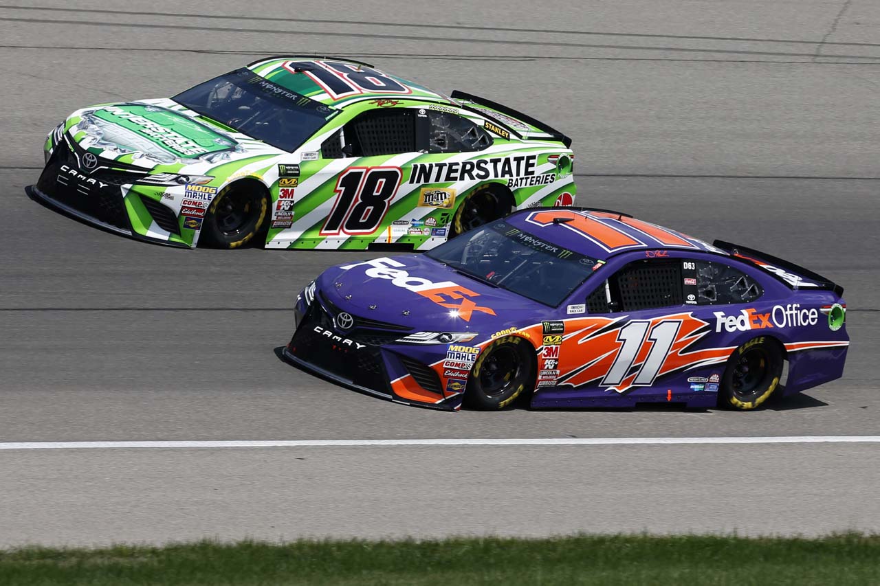 3位フィニッシュを果たした＃18 カイル・ブッシュと8位に入った＃11 デニー・ハムリン