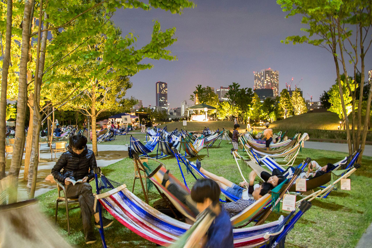 場内ではハンモックに揺られながら映画を楽しむこともできる