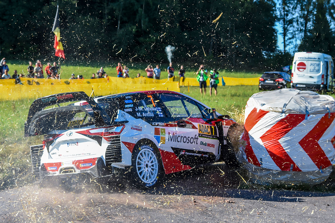 SS1を走るヤリ-マティ・ラトバラのトヨタ・ヤリスWRC