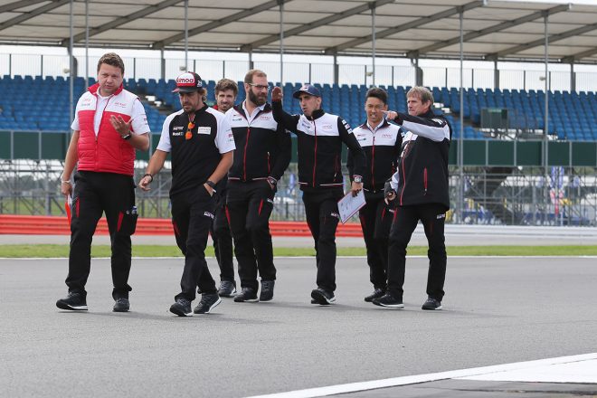 同じ8号車トヨタTS050ハイブリッドをドライブする面々とコースを確認するフェルナンド・アロンソ