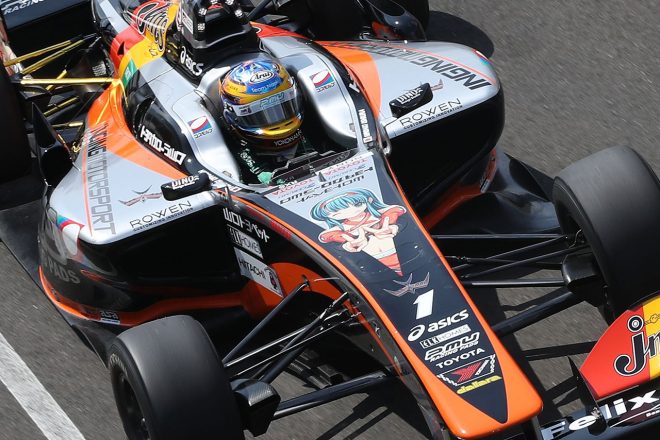 第5戦で配布されるステッカーの絵柄は石浦操る1号車のコクピット前にあしらわれた絵柄だ