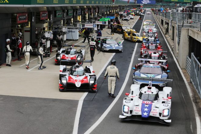 ピットロード出口に向かうトヨタTS050ハイブリッド