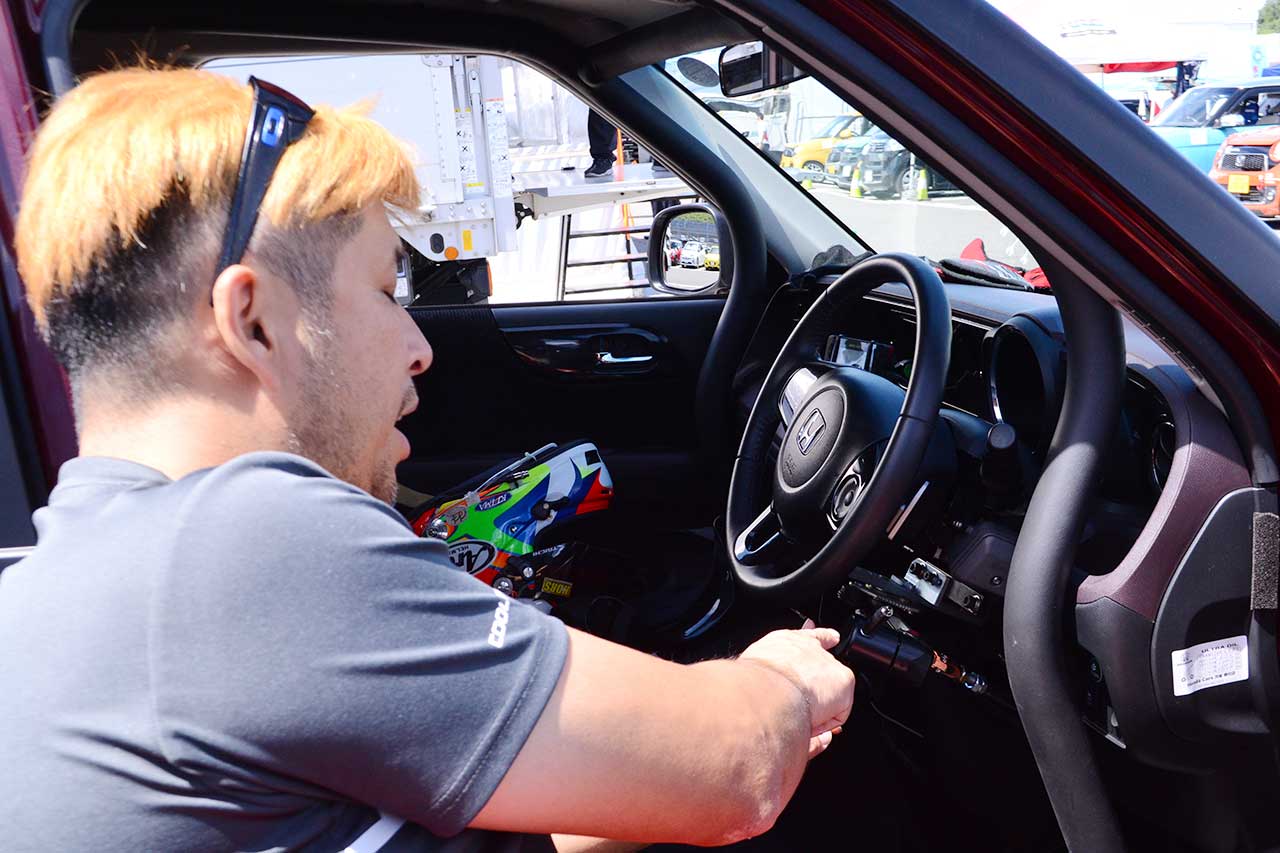 青木が指差すレバーで、アクセルとブレーキを操作する