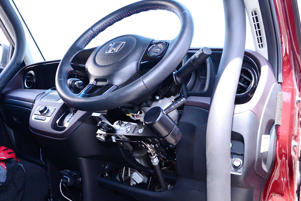 ハンドルの右下につけられたハンドドライブシステム