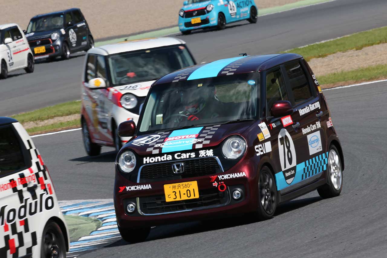 レースは全7周。青木は3つポジションを上げてチェッカーを受けた