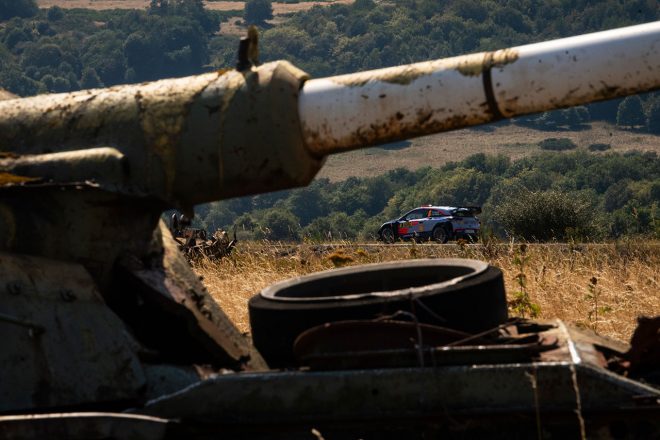 競技3日目は軍事演習場内のステージが舞台。道路脇には廃棄された戦車の姿も