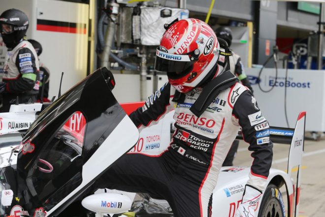 予選に向けてマシンに乗り込む中嶋一貴