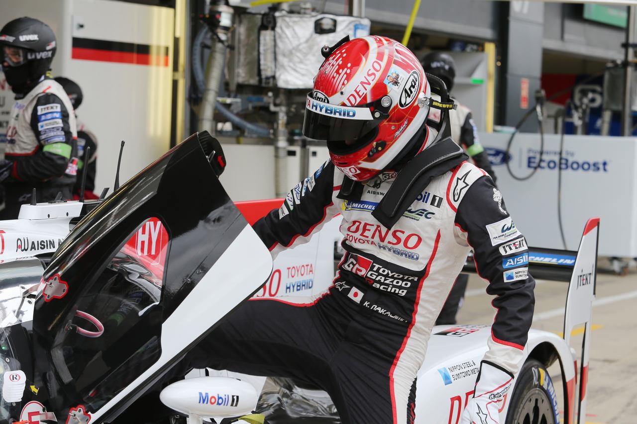 予選に向けてマシンに乗り込む中嶋一貴