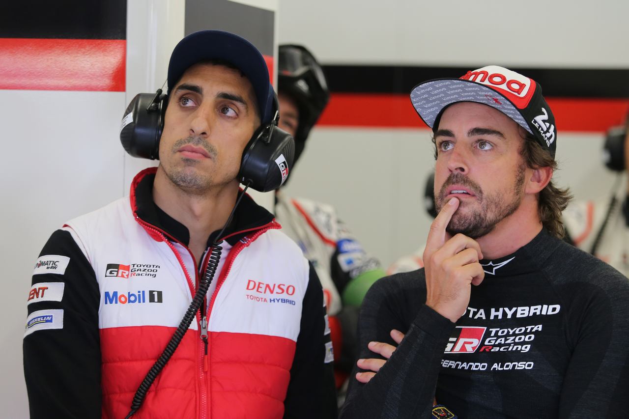 チームメイトの予選アタックを見守るセバスチャン・ブエミ（左）とフェルナンド・アロンソ（右）